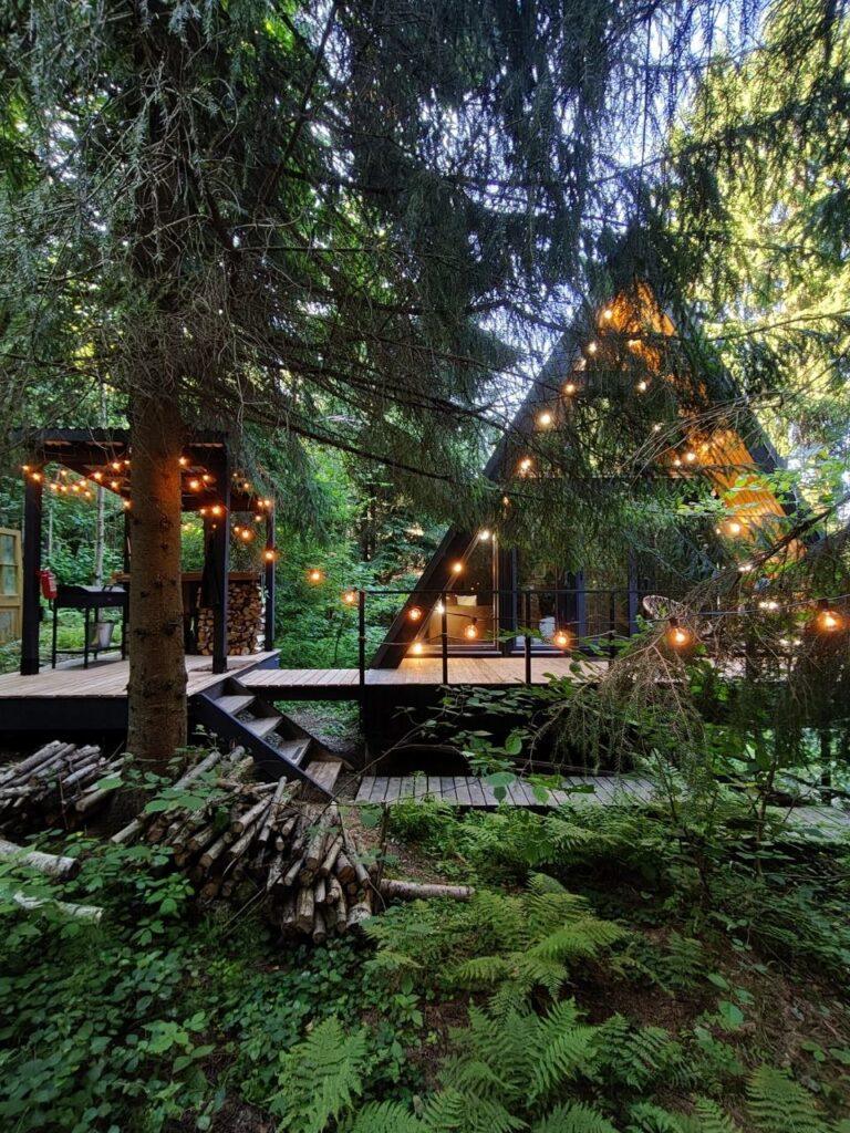 A-frame дом в лесу в Дмитровском районе Подмосковья вечером