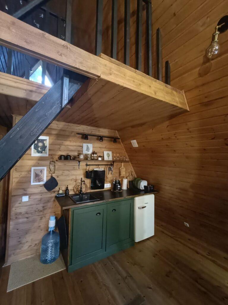 оборудованная кухня в A-frame доме для отдыха