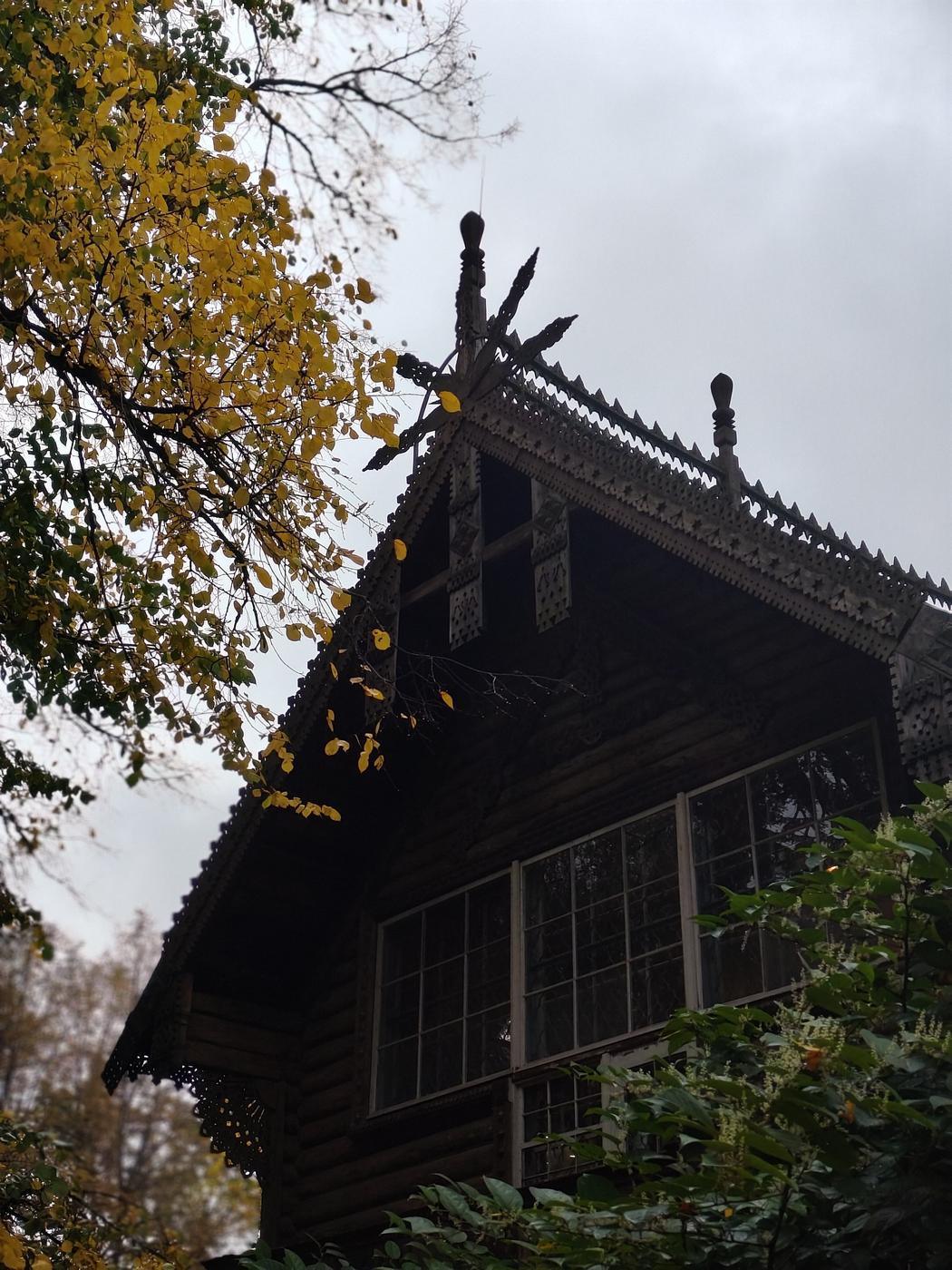 Резная кровля бани-теремка в Абрамцеве, работа архитектора Ивана Ропета