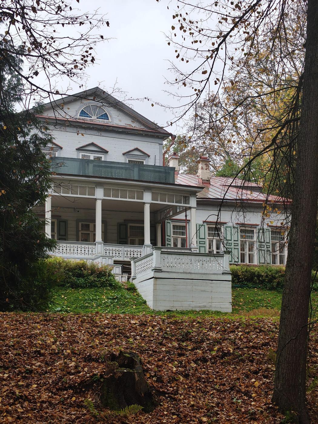 Главный усадебный дом Абрамцева осенью, деревянная веранда и балкон
