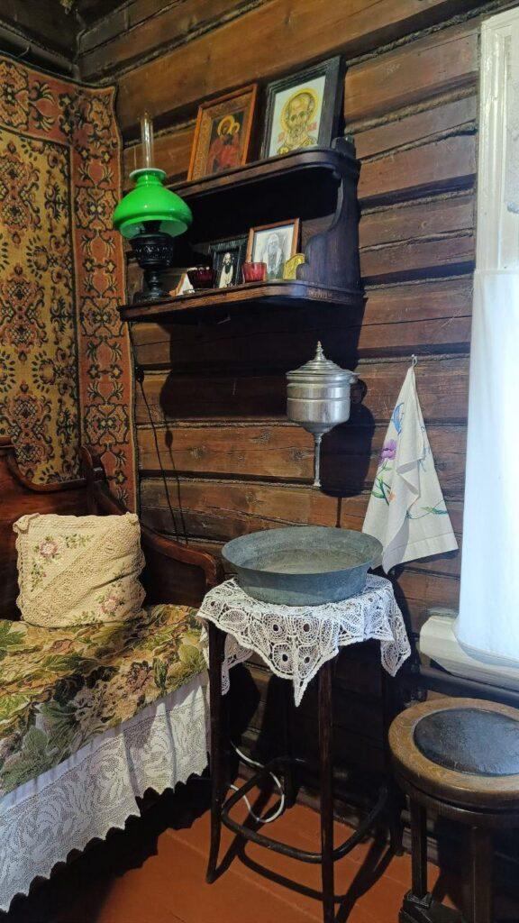 Красный угол с иконами, лампой и рукомойником в Доме урядника
